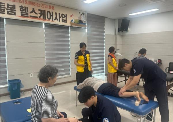 대전 서구 복수동 지사협-대전과기대 어르신들께 건강 마사지 선물 기사 이미지