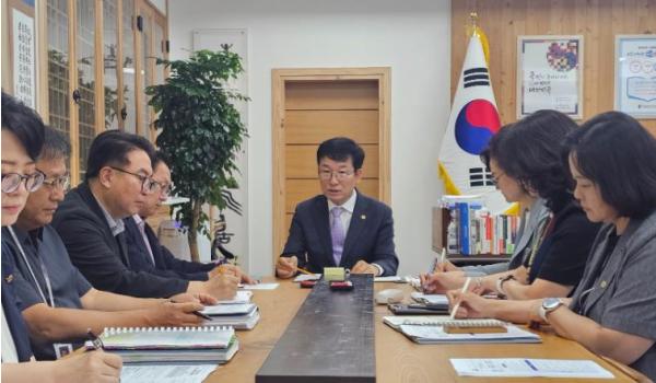 충청북도교육청 윤건영 교육감, 폭염·집중호우 대비 학교 안전점검 강화 당부 기사 이미지