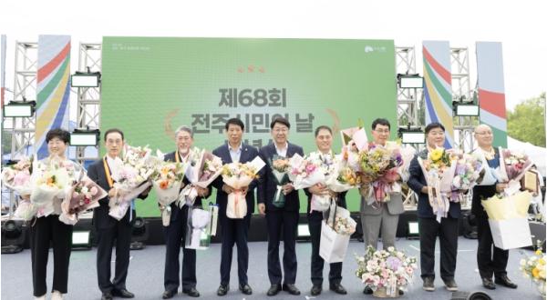 ‘제68회 전주시민의 날’ 전주를 빛낸 ‘전주시민대상 및 모범시민상’ 시상 기사 이미지