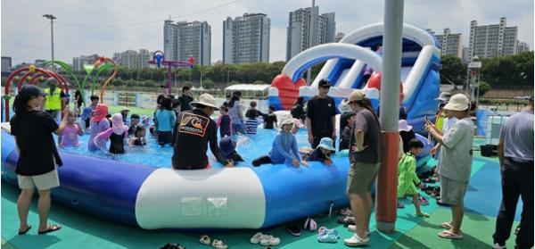 깨끗하고 안전한 여름 피서지 광진구 ‘중랑천 물놀이장’ 23일 개장