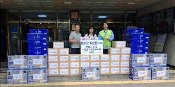 트레이더스 홀세일클럽 송림점과 (사)함께하는 한숲, 인천 동구에 후원물품 전달