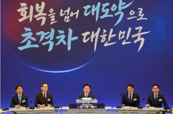 이 대통령 '반도체·피지컬AI·데이터센터 삼각축으로 초격차 산업강국 대도약'