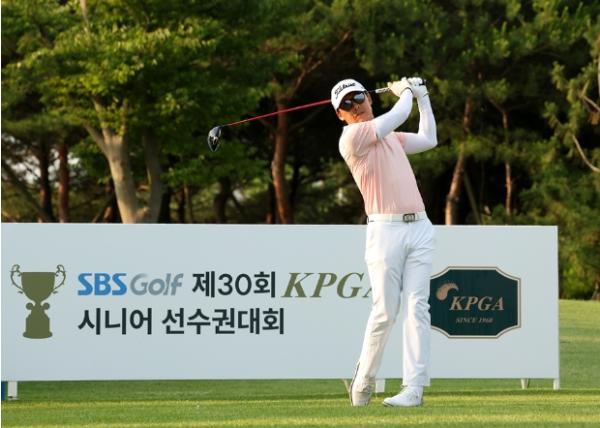 [SBS골프 제30회 KPGA 시니어 선수권대회] 1R. 박성필, 김성용 6언더파 66타 공동 선두