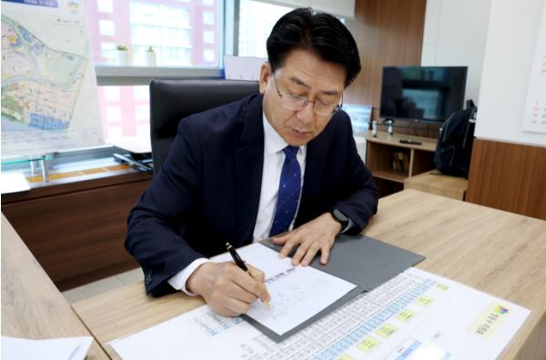 유보화 성동구청장, 정비사업 신속 추진 약속 담은 1호 결재
