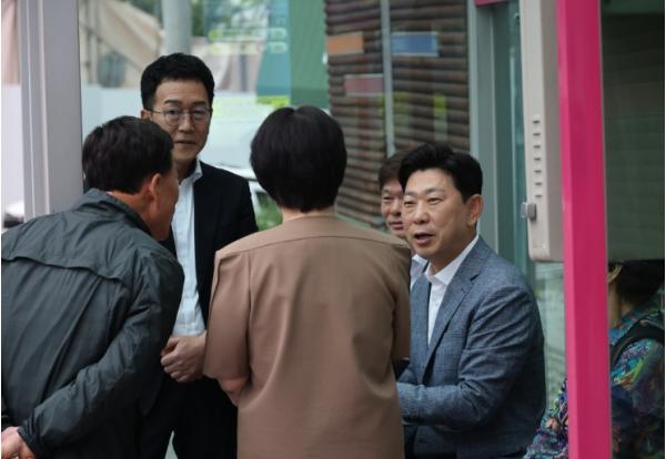 ‘버스 타고 죽도시장으로’ 박용선 포항시장 첫 공식 일정…민생·소통 행보