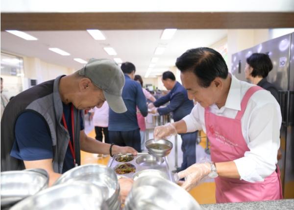 백성현 시장, 공경의 마음 담아 어르신 곁으로