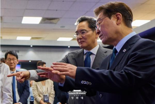 이재명 대통령, 충청권 첨단산업 발전비전 국민보고회 계기 삼성 전시 관람 