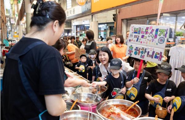 부산 북구 구포시장 ‘백년시장’ 선정 축하... 고사리손들이 거리 물들였다 기사 이미지