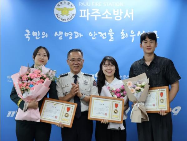 위기의 순간, 빛난 사명감... 파주소방서 도라전망대 버스사고 구급 유공자 4명 표창 기사 이미지