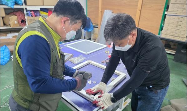 의왕시, 사단법인 콜앤두, 오전동 취약계층 주거환경 개선 위한 ‘사랑의 방충망 교체 사업’ 진행