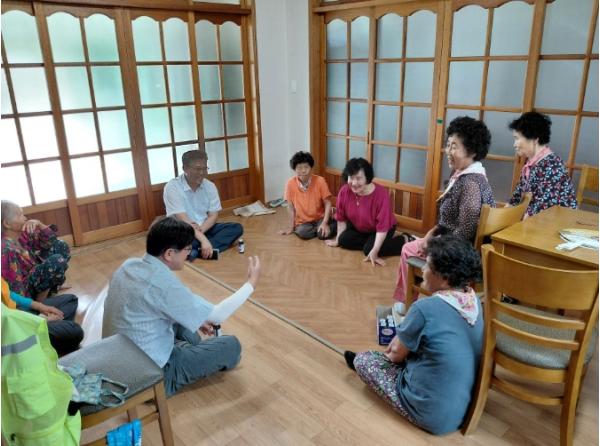 합천군 야로면, 경로당 찾아어르신 건강 관리 당부 및 폭염 대비 나서 기사 이미지