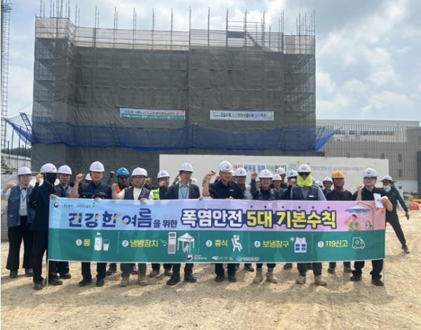 “무엇보다 현장 안전이 최우선”…기장군수, 군 건설현장 찾아 폭염 점검 기사 이미지