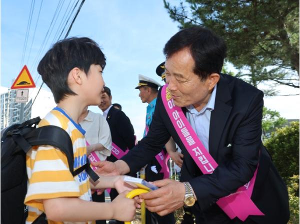 의성군, 교통안전의식 확산을 위한 ‘스쿨존 어린이 교통안전 캠페인’ 실시 기사 이미지