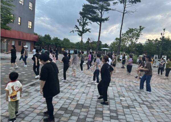 고양시 중산2동 주민자치회, ‘신바람 건강체조’ 성황리 운영 기사 이미지
