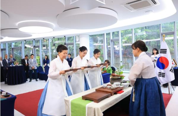 ‘미래를 잇고, 문화를 나누다’ 수성구여성단체협의회, 독일 대표단에 한국 전통 차문화 선보여