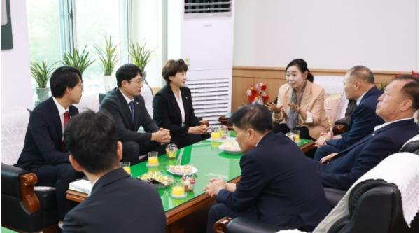 창원특례시의 이해련 의장, “일하는 의회” 상임위원회 격려 방문