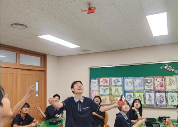 봉화교육지원청, ‘코딩·로봇·드론이 교실로...학교로 찾아가는 진로체험’ 성료 기사 이미지