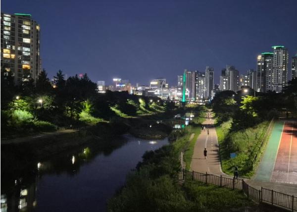 광산구 풍영정천 산책길, 밤에도 환하게 기사 이미지