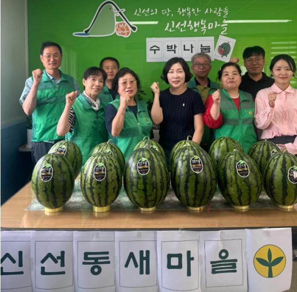 영도구 신선동 새마을지도자협의회 '2026년 건강한 여름나기 수박 나눔' 행사 개최 기사 이미지