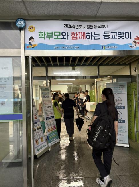 동두천시 보건소, 청소년 건강생활 실천을 위한 등굣길 캠페인 실시 기사 이미지