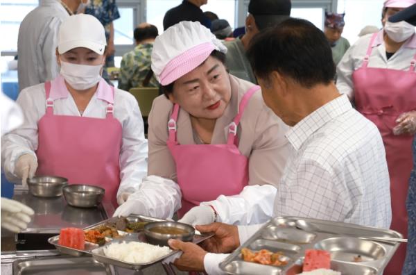 천기옥 동구청장 경로식당 어르신에 배식 봉사 기사 이미지