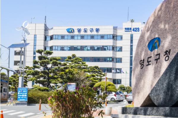 영도구 “영선2-2지구 급경사지 붕괴위험지구 정비공사, ‘주민·방문객 안전’최우선, 통행불편 최소화를 위해 부분개방 추진” 기사 이미지