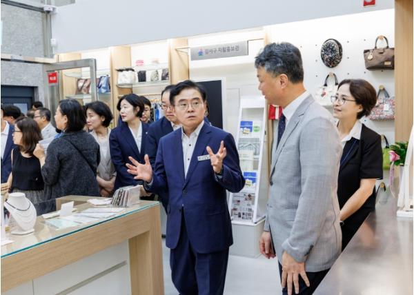 “지원 넘어 자립 돕는다” 강서구, 서울시 최초 자활홍보관 개관