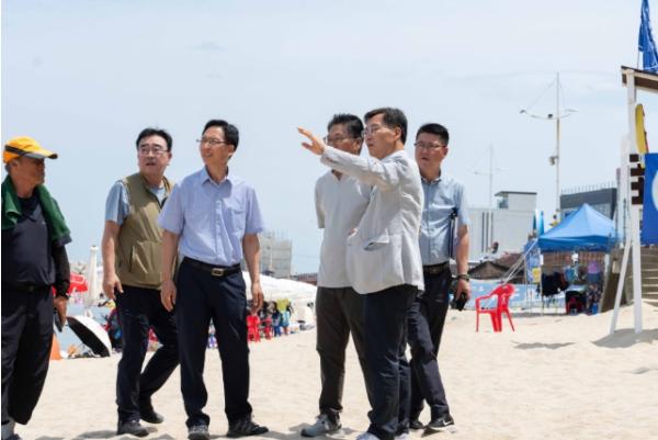 김중남 강릉시장, 해수욕장 운영 현장 찾아 근무자 격려...안전관리 상황 점검