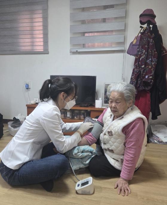 종로구, 홀몸 어르신 곁에 'AI 안심지킴이' 둔다… 24시간 디지털 돌봄 기사 이미지
