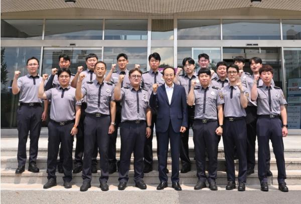 “가장 먼저 시민을 맞는 얼굴, 가장 먼저 존중받아야”…추경호 대구시장, 청원경찰 근무현장 찾아 격려, 현장 목소리 청취 기사 이미지