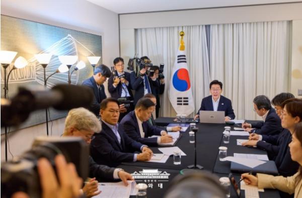 이 대통령 '유가 불안 확실한 해소 때까지 석유 최고가격제·유류세 인하 유지'