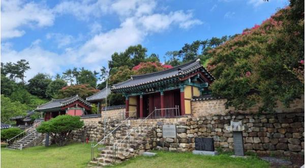 백일홍 만개한 옥구향교, '2026 백일홍 디카시 공모전' 개최 기사 이미지