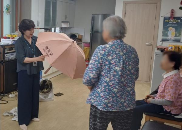 수원시 영통구 “어르신들 안전하고 시원한 여름 보내세요!” 폭염 취약계층 현장 밀착 점검 기사 이미지