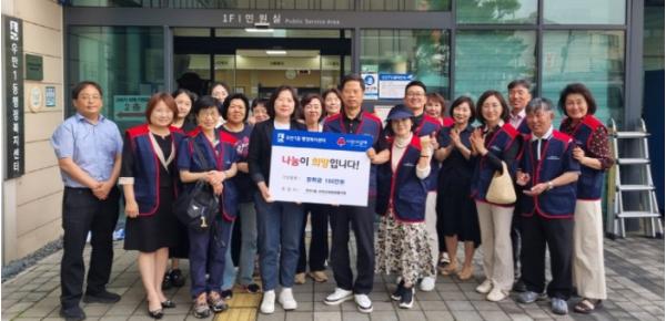 수원시 팔달구 우만1동 지역사회보장협의체, 상반기 사랑의 장학금 전달 기사 이미지