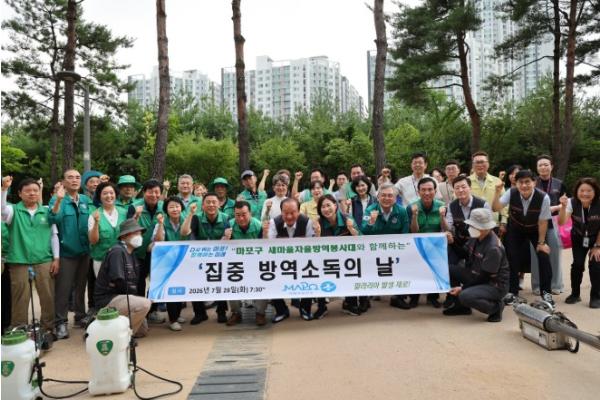 서울시 마포구 유동균 청장, 새마을자율방역대와 함께 무더위 속 방역 실시 기사 이미지