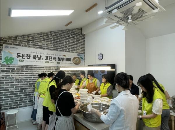 성북복지재단, 복날 맞아 1인 가구와 함께 ‘보양식 나눔’ 행사 진행 기사 이미지