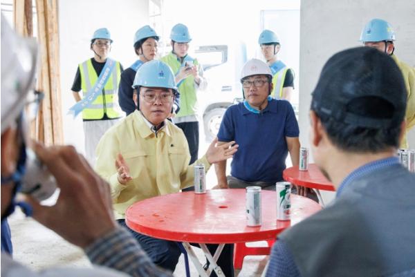진교훈 강서구청장, 폭염 속 공사장 방문... 온열질환 예방대책 점검 기사 이미지