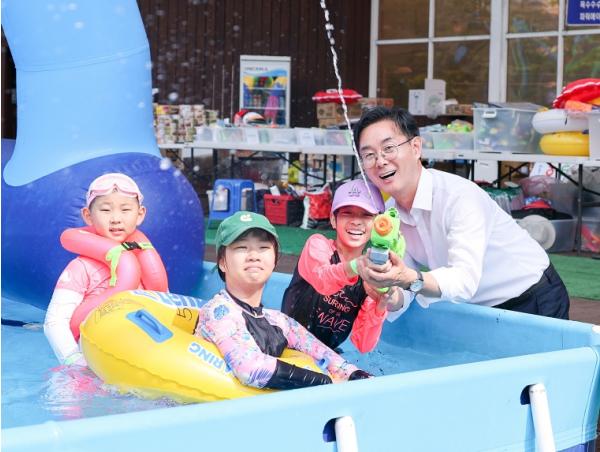 최동민 동대문구청장, 본격 폭염 앞두고 물놀이장 3곳 안전 점검 기사 이미지