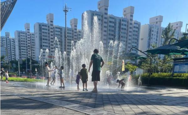 군산예술의전당 바닥분수 본격 운영…도심 속 시원한 여름 피서지 기사 이미지