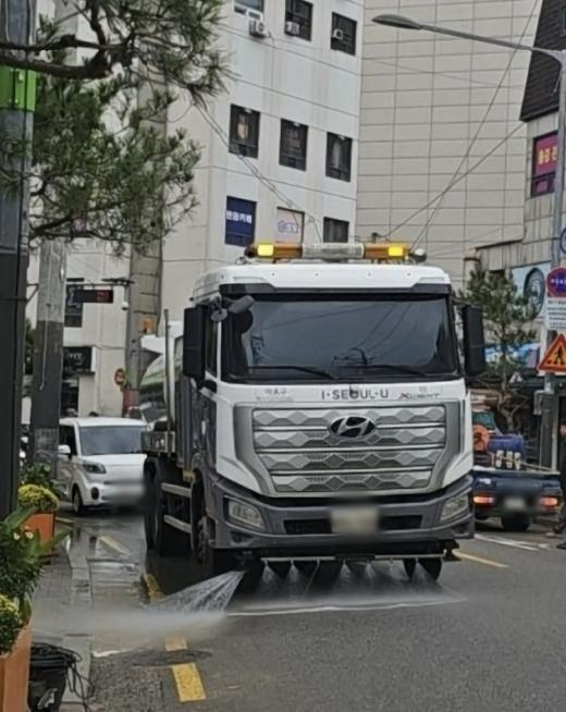 마포구, 폭염특보 뜨면 살수차 출동! 달궈진 도로 식힌다 기사 이미지