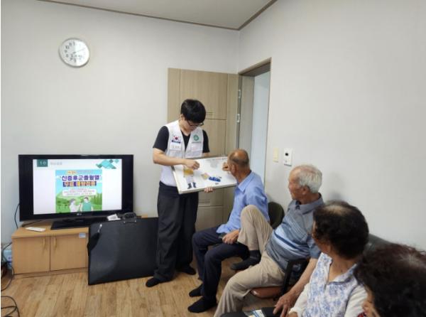 부여군, 자석 부착형 교육자료 제작 활용 '진드기매개감염병 예방 교육 호응' 기사 이미지