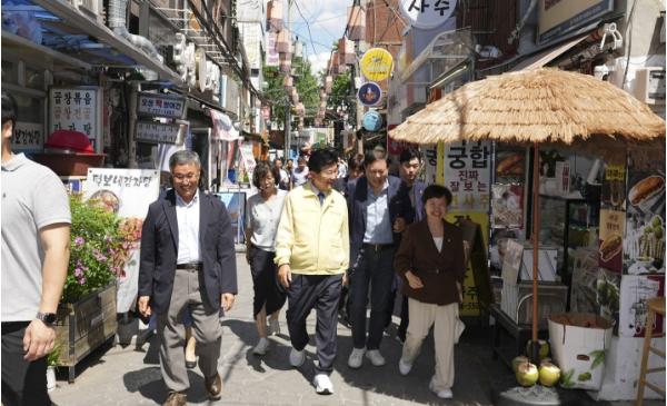 유찬종 종로구청장, 폭염 속 무더위쉼터 찾았다… 17개 동 '현장 구청장실' 완주 기사 이미지
