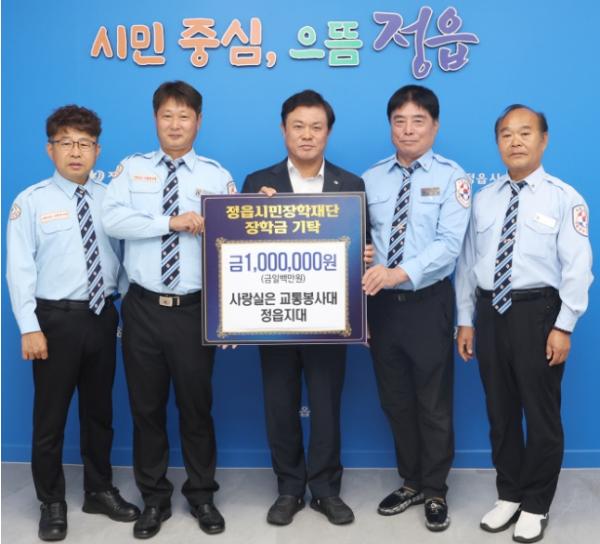택시기사 35명의 인재 사랑…정읍시민장학재단에 100만원 기사 이미지