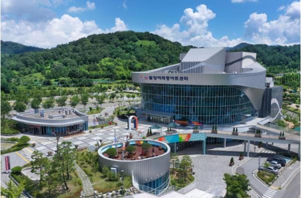 밀양문화관광재단, ‘2026 꿈의 예술단(극단) 예비거점기관’ 이끌 예술감독 공개모집 기사 이미지
