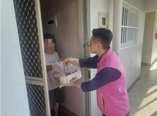 구리시 동구동, 저소득 한부모 가구에 '행복 치킨' 전달 기사 이미지