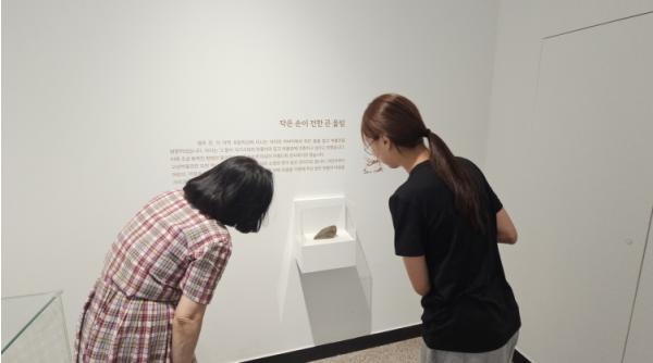 아이의 ‘그냥 돌’에 담긴 진심, 고성박물관이 전시하다 기사 이미지