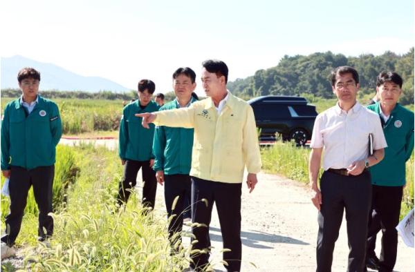 박동식 사천시장, 현장에 답이 있다-聞見而定 가뭄 취약지역 발로 뛰며 현장 대응 총력 기사 이미지