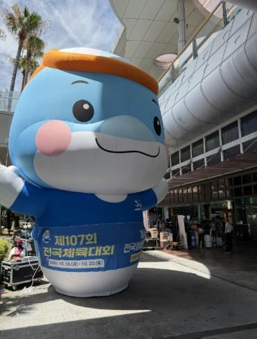 ‘제주공항에 6m 대형 끼요 뜬다’ 찾아가는 제주체전 홍보관 운영