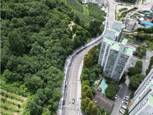 예산군, 더 안전한 봉대미산 가는 길… 세광아파트∼충일주택 간 인도 개통 기사 이미지