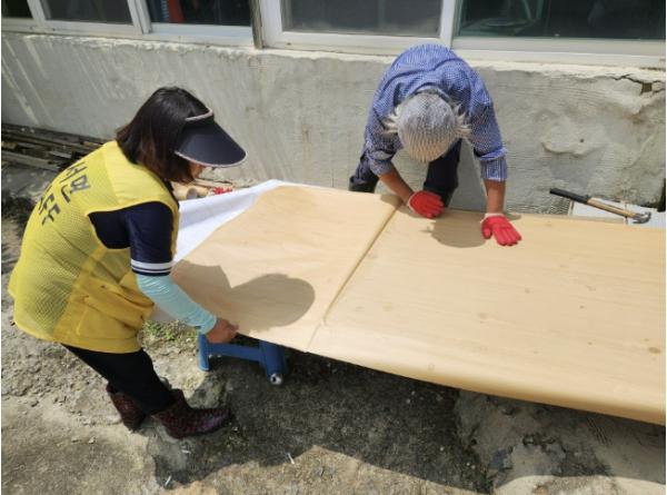 옥천군 군서면 복지기동대, 새 현관문으로 안전과 희망을 열다 기사 이미지